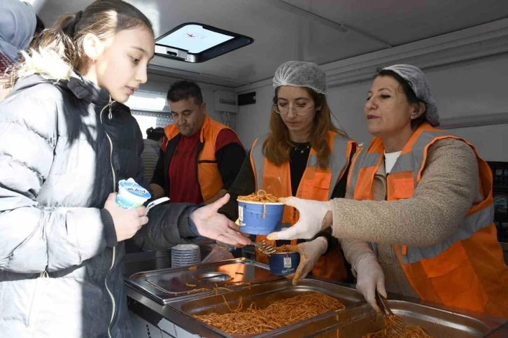 Kuşadası Belediyesi’nden makarna ve ayran ikramı
