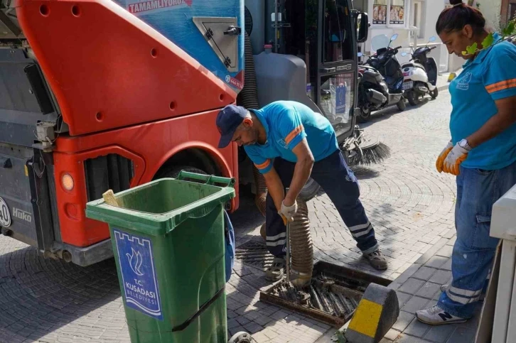 Kuşadası Belediyesi’nden su taşkınlarına karşı aralıksız mesai
