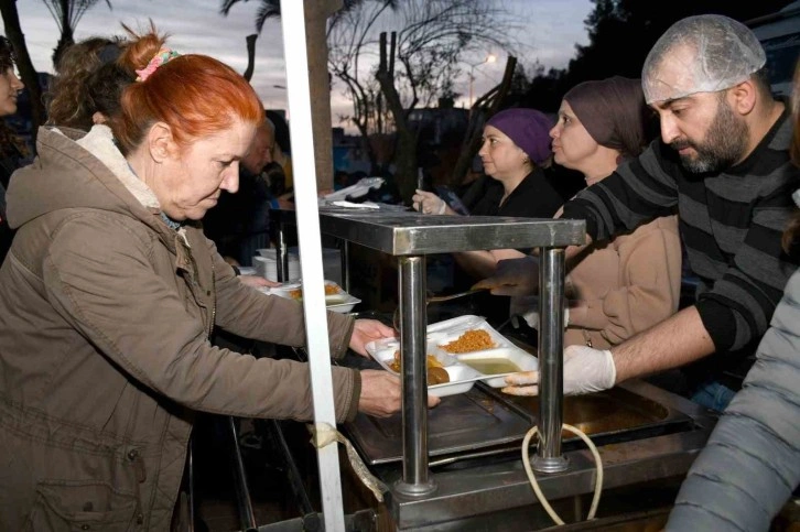 Kuşadası Belediyesi Ramazan Ayına İlk İftarı İkiçeşmelik Mahallesi’nde Verdi