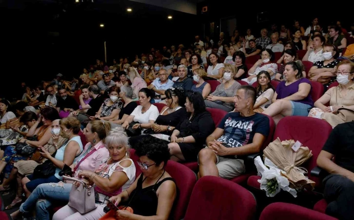 Kuşadası Belediyesi tiyatroseverleri oyunlar ile buluşturdu
