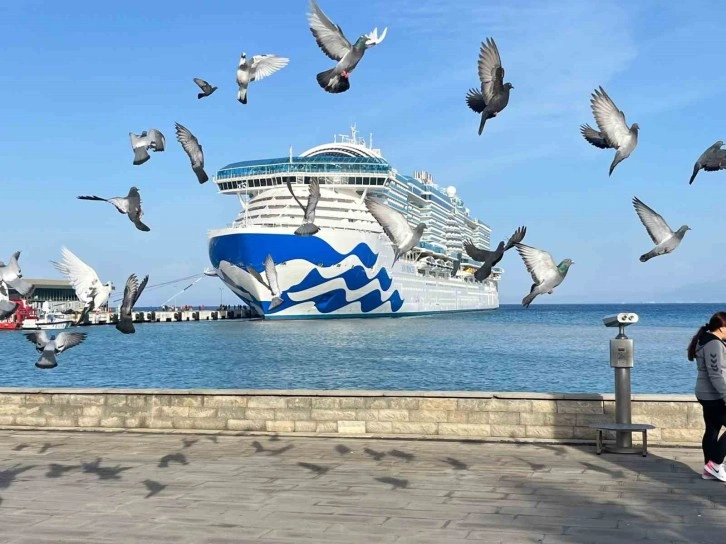 Kuşadası’na dev kruvaziyer gemisi Sun Princess geldi