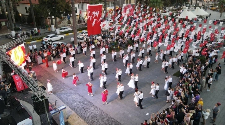 Kuşadası’nda 100 kişi aynı anda vals oynadı
