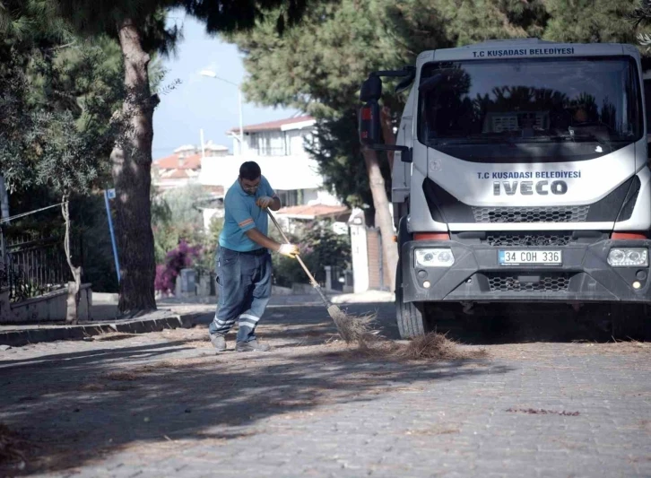 Kuşadası’nda cadde, sokak ve parklar pırıl pırıl
