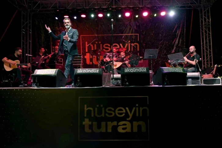 Kuşadası’nda Hüseyin Turan’dan müzik ziyafeti
