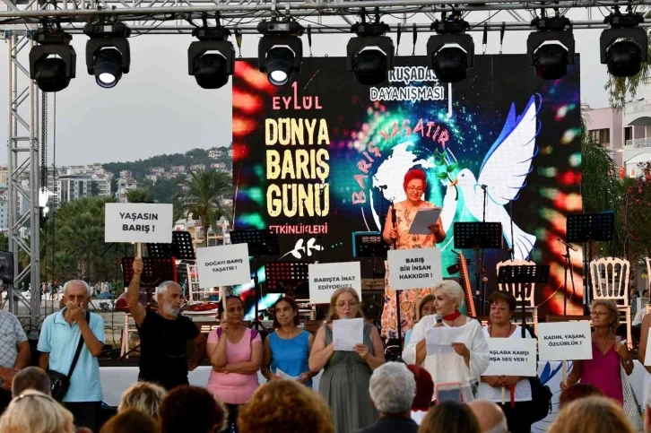 Kuşadası’nda kadınlar “Barış” için bir araya geldi
