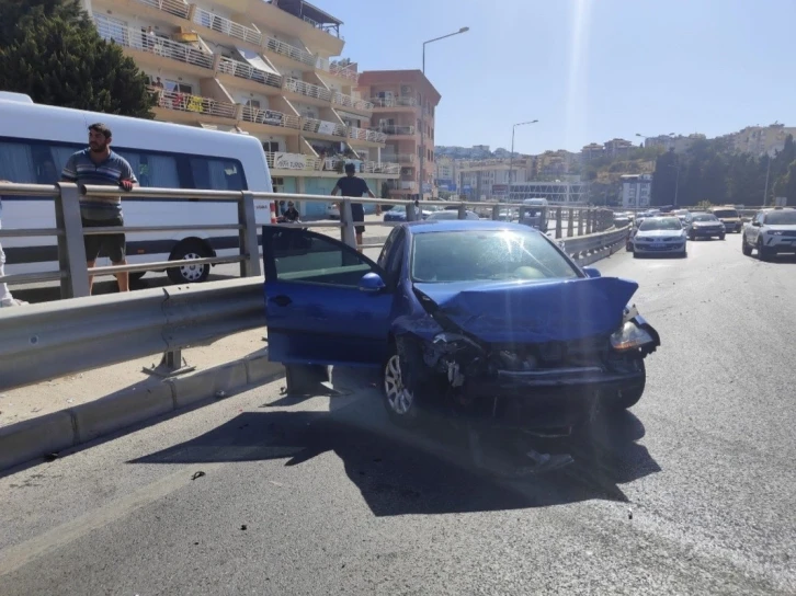 Kuşadası’nda otomobil bariyerlere çarptı: 1 yaralı
