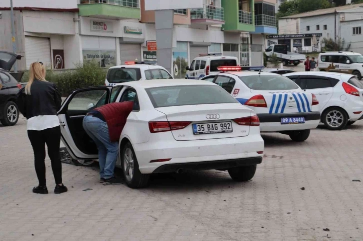 Kuşadası’nda otomobile giren böcek kazaya neden oldu
