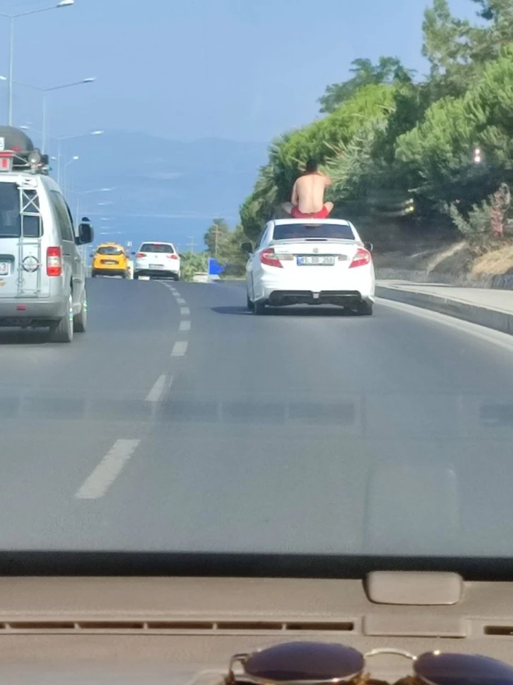 Kuşadası’nda seyir halindeki otomobilin tavanında oyun oynayan kişiye ceza yağdı
