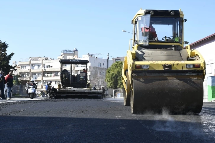 Kuşadası’nda sıcak asfalt çalışmaları Camiatik Mahallesi ile sürüyor
