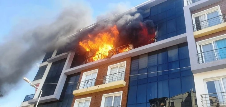 Kuşadası’nda yangın daireyi küle çevirdi
