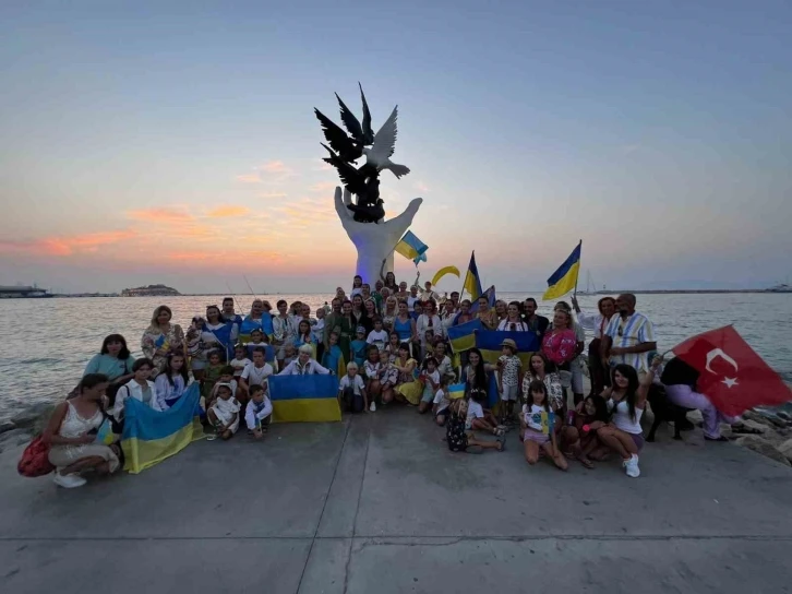 Kuşadası’nda yaşayan Ukraynalılar 32’înci bağımsızlık günlerini buruk kutladı
