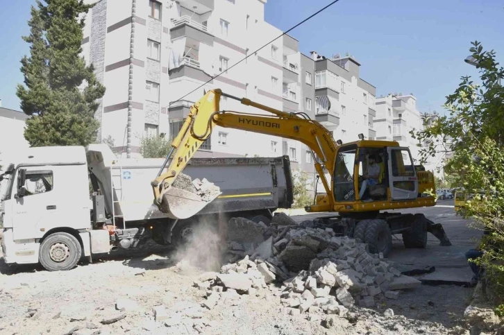 Kuşadası’nda yollar yenilenmeye devam ediyor
