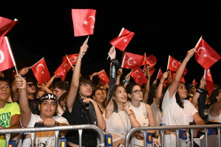 Kuşadası’nda Zafer Bayramı dolayısıyla Manga Konseri düzenlendi
