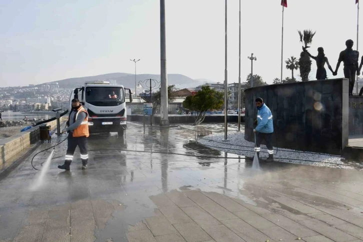 Kuşadası sahil bandında temizlik çalışması yapıldı
