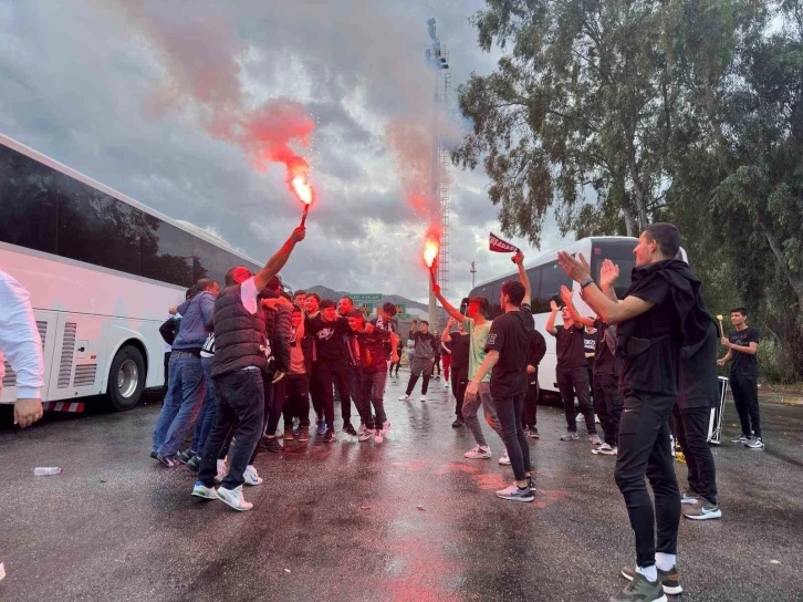 Kuşadasıspor taraftarına taşlı saldırı
