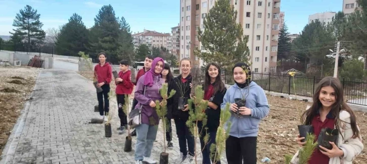 Kütahya’da Atakent İlk ve Ortaokulu bahçesine fidan dikimi
