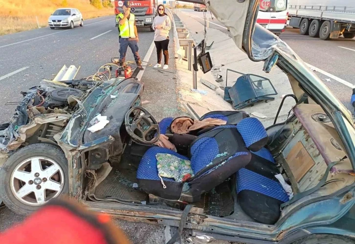 Kütahya’da bariyerlere çarpan otomobil hurda yığınına döndü: 3 yaralı
