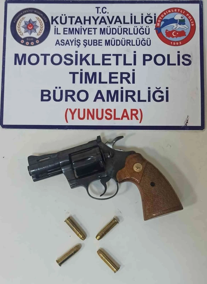 Kütahya’da bir araçta ruhsatsız tabanca ele geçirildi
