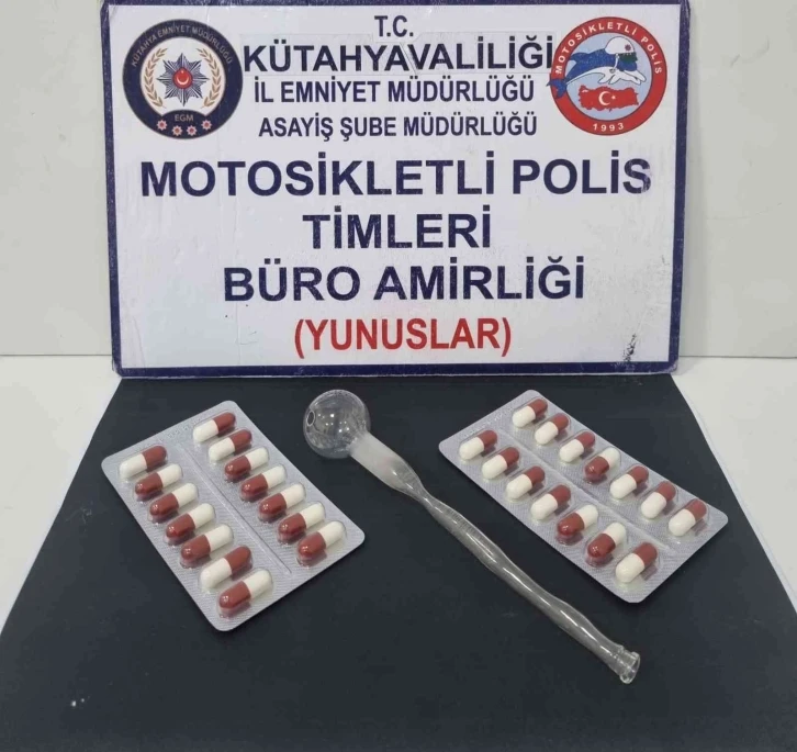 Kütahya’da çalıntı motosikletin üzerindeki 2 kişide uyuşturucu bulundu
