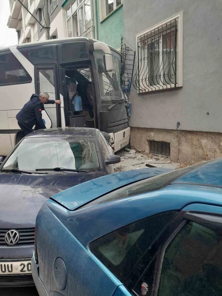 Kütahya’da freni boşalan midibüs önce park halindeki iki otomobile sonra da bir apartmanın duvarına çarptı
