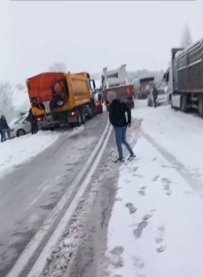 Kütahya’da kar yağışı etkili oldu, trafikte aksamalar yaşandı
