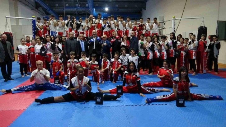 Kütahya’da kick boksta ulusal ve uluslararası yarışmalarda başarı elde eden sporcular ödüllendirildi
