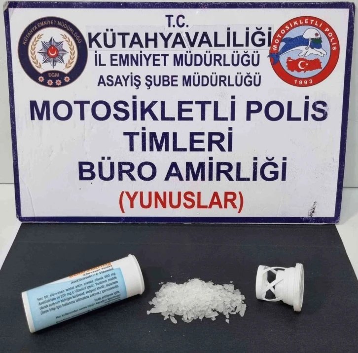 Kütahya’da Motosikletli Polis Timlerince iki şahsın üzerinde uyuşturucu ele geçirildi
