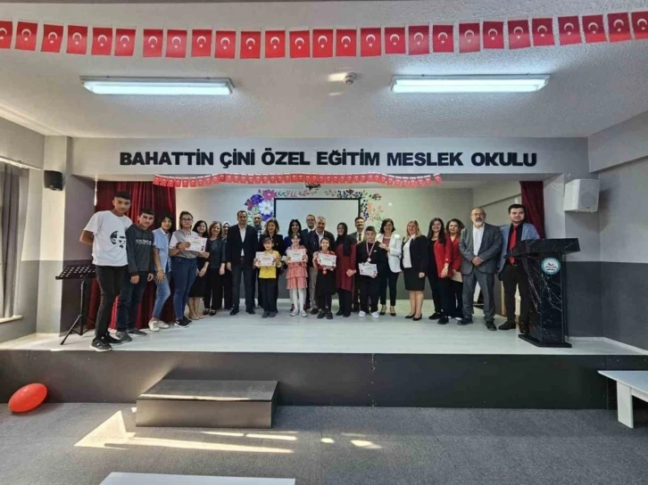 Kütahya’da "Cumhuriyetimiz 100. Yaşında" konulu resim yarışması ödül töreni
