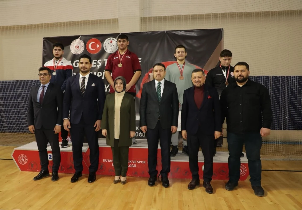 Kütahya’da U-17 Güreş Türkiye Grup müsabakaları sona erdi
