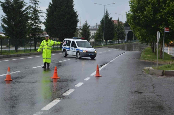 Kütahya’da yağış nedeniyle cadde ve sokaklarda su baskını yaşandı
