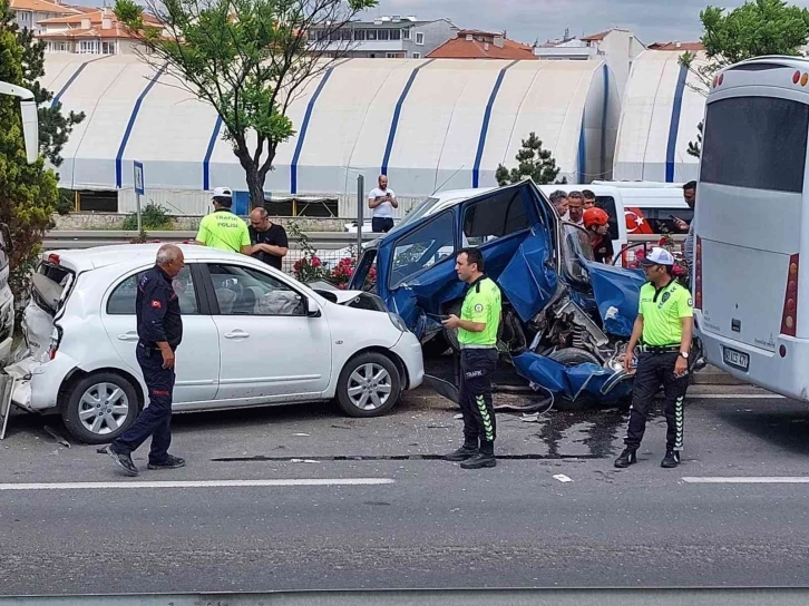 Kütahya’da zincirleme trafik kazası: 3 yaralı
