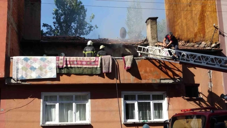 Kütahya’daki çatı yangını korkuttu
