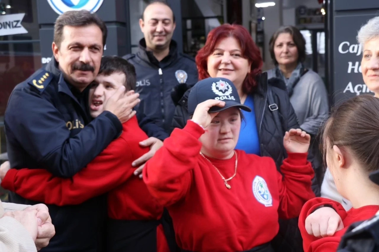 Kütahya İl Emniyet Müdürü Osman Elbir’den &quot;Bi’Tebessüm Down Cafe&quot;ye anlamlı ziyaret
