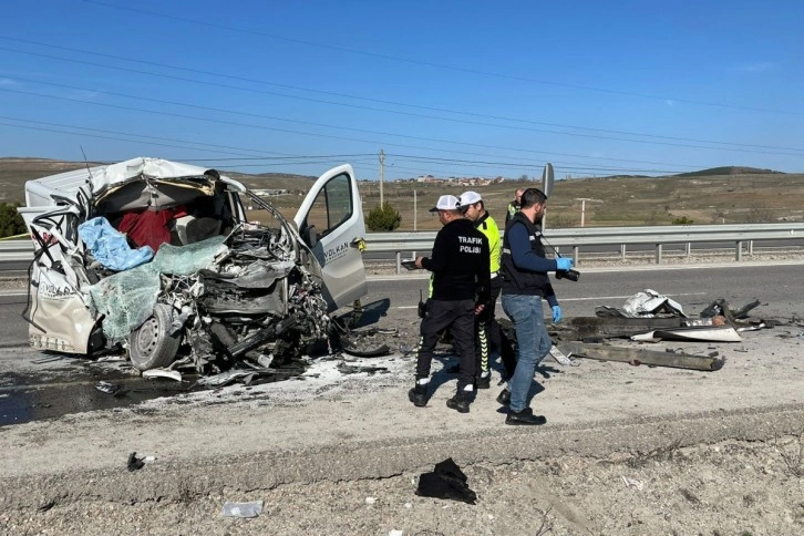 Kütahya'da minibüs ile süt tankeri çarpıştı: 1 ölü, 1 yaralı