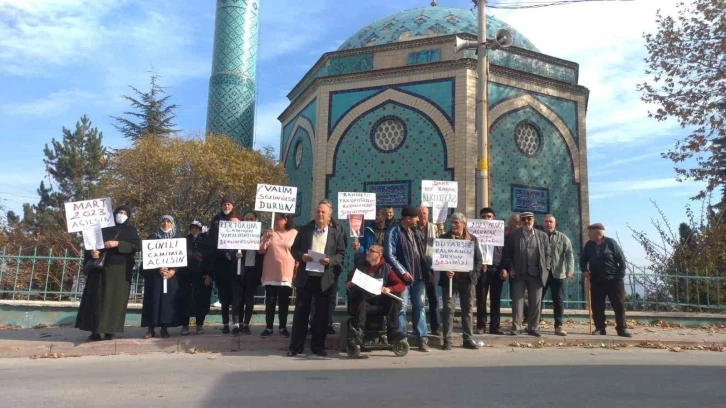 Kütahyalılar zemininde kayma yaşanan Çinili Camii’nin ibadete açılmasını istiyor
