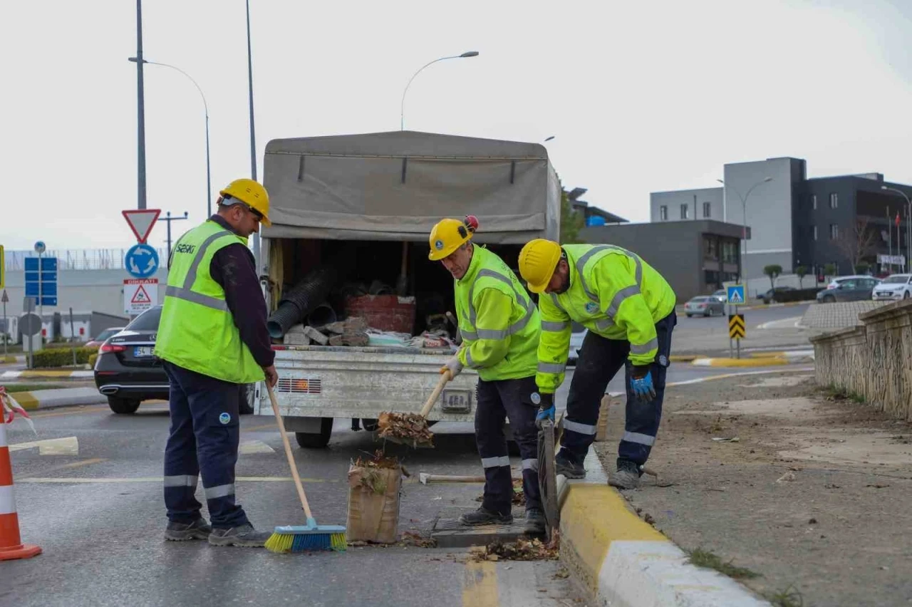 Kuvvetli yağışa karşı ekipler sahada
