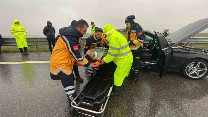 Kuzey Marmara Otoyolu’nda lüks otomobil tıra çarptı: 2’si ağır 3 yaralı
