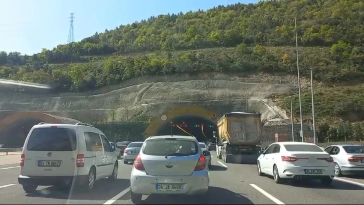 Kuzey Marmara Otoyolu’nda meydana gelen kaza trafiği felç etti
