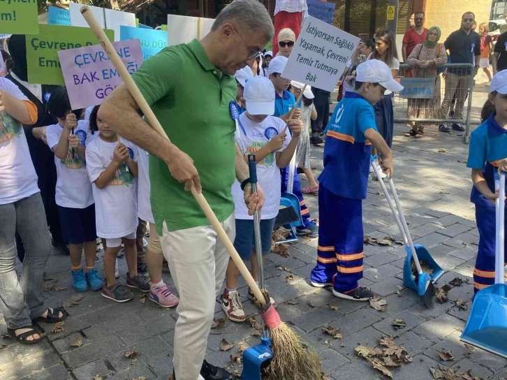 Kuzguncuk’ta ‘Dünya Temizlik Günü’nde cadde ve sokaklar temizlendi
