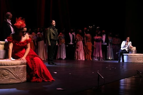 La Traviata rejili konser seyircisini bekliyor