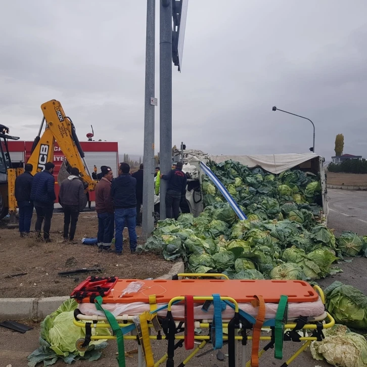 Lahana yüklü kamyonet ile ticari araç çarpıştı: 2 yaralı
