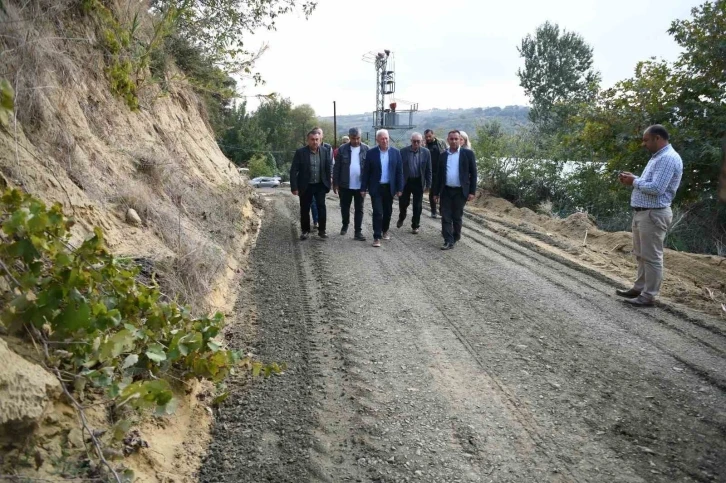 Lapseki Belediyesi arazi yollarında düzeltme ve çakıl dökme çalışmasına başladı
