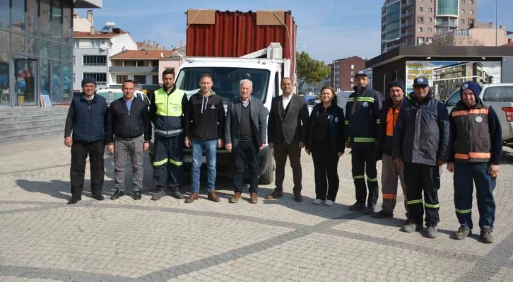 Lapseki Belediyesi deprem bölgesine 13’üncü yardım aracını gönderdi
