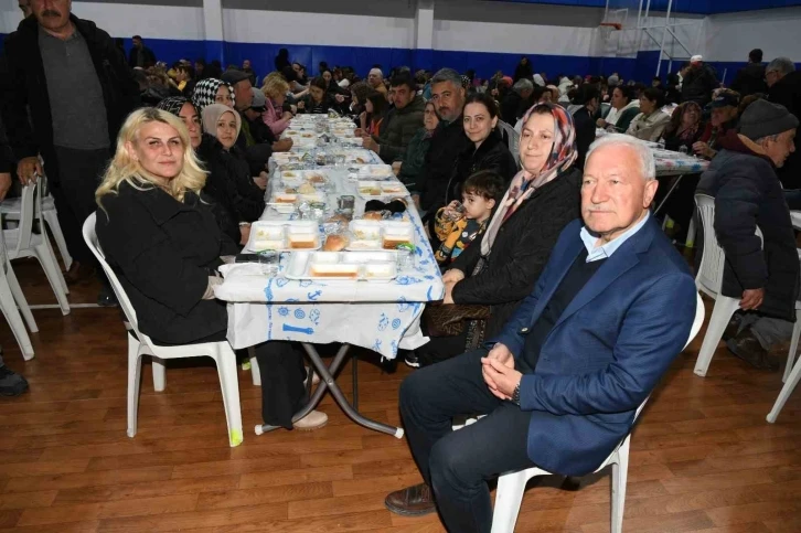 Lapseki Belediyesi ilk iftarını Dalyan Mahallesinde verdi
