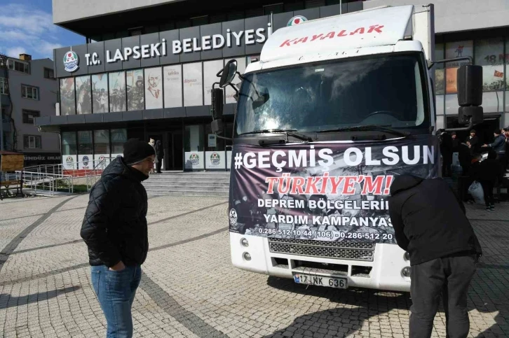 Lapseki’den 2 kamyon dolusu yardım malzemesi deprem bölgesine doğru yola çıktı
