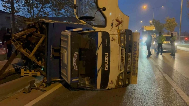 Lastiği patlayan kamyonet devrildi
