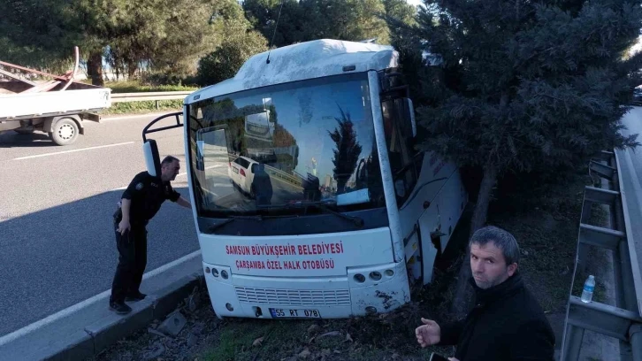 Lastiği patlayan midibüs refüje çıktı: 1 yaralı
