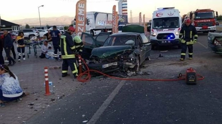 Lastiği patlayan otomobil dehşet saçtı: 1 bebek öldü, 9 kişi yaralandı