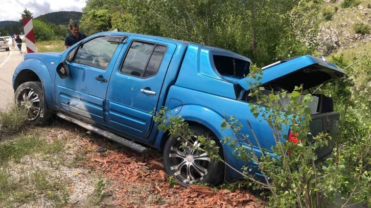 Lastiği patlayan pikap yol kenarına devrildi: 3 yaralı
