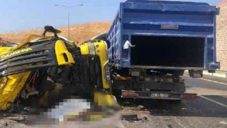 Lastiği patlayıp devrilen TIR, 2 araca çarptı: 1 ölü, 5 yaralı